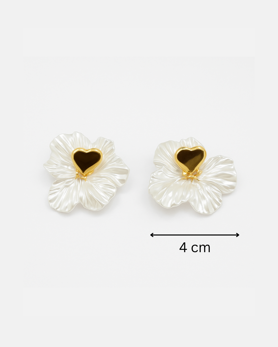 Golden heart studs with white petals - Anti tarnish